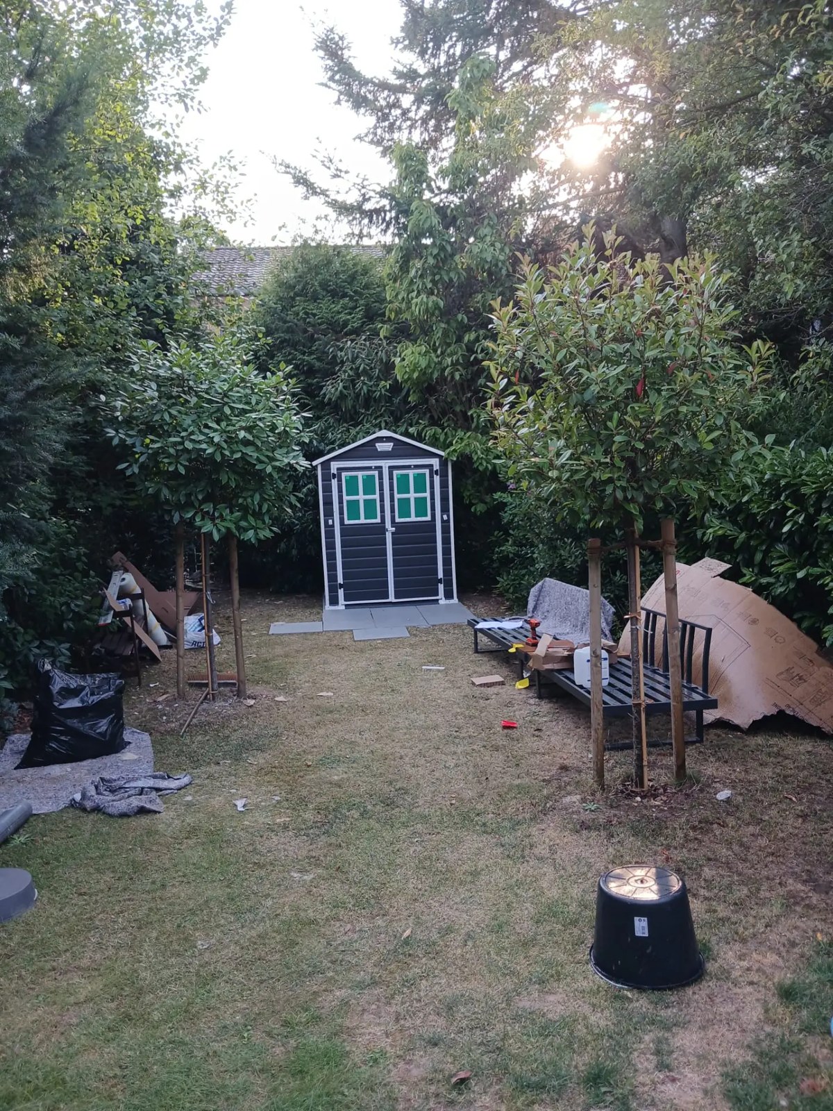 Fertig aufgestelltes Gartenhaus auf vorbereiteten Platten